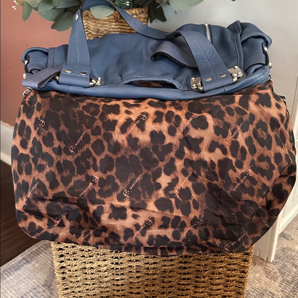 B. Makowsky cornflower Blue genuine Leather shoulder pockets silver animal purse - Picture 14 of 15